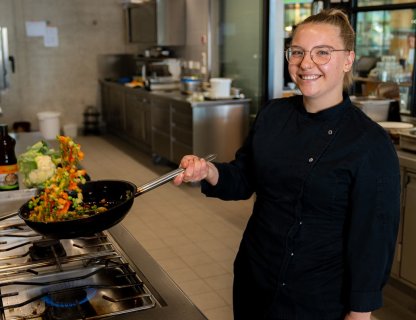 Köchin beim Kochen