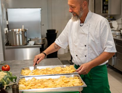 Koch beim kochen