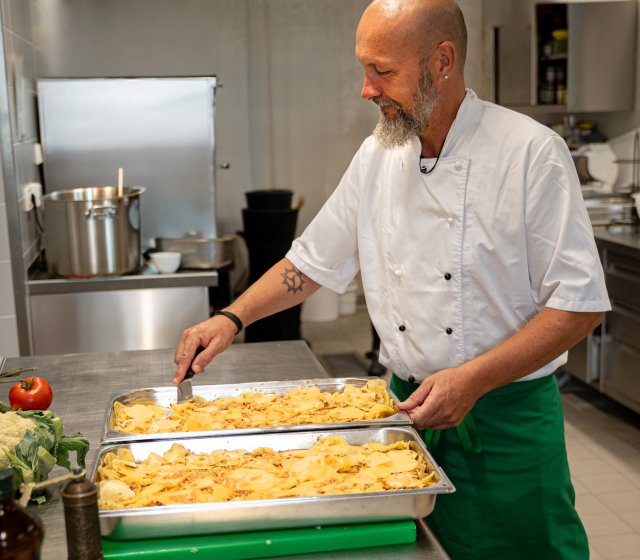 Koch beim kochen