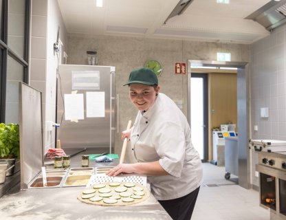 Köchin beim Kochen