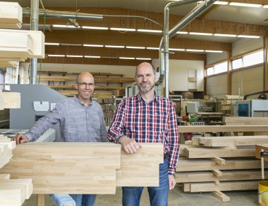Gerhard und Johannes Güthler im Familienbetrieb